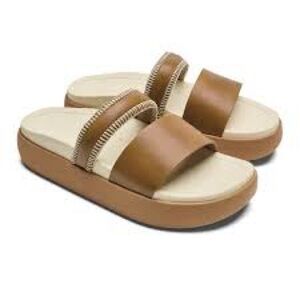 OluKai Pae NWT tan/white leather sandals size 7W